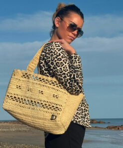 Le cabas Dentelle de Raphia IDA DEGLIAME est entièrement fait main à Madagascar et constitue une pièce d’artisanat rare et précieuse.