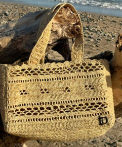 À la fois chic, féminin et pratique, le cabas en raphia IDA DEGLIAME vous accompagnera tout l’été.