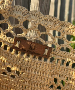 La dentelle de raphia du cabas IDA DEGLIAME est réalisée selon un savoir-faire minutieux qui lui confère une élégance unique.