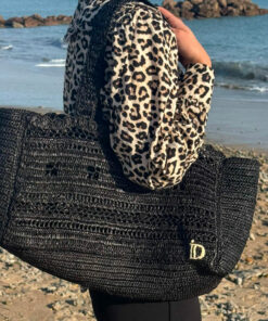 Le cabas Dentelle de Raphia IDA DEGLIAME est disponible en raphia naturel et en raphia noir et associe artisanat, raffinement et authenticité.