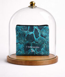 La Pochette l’Indomptable Python IDA DEGLIAME est l’accessoire idéal pour garder vos essentiels du quotidien à portée de main.