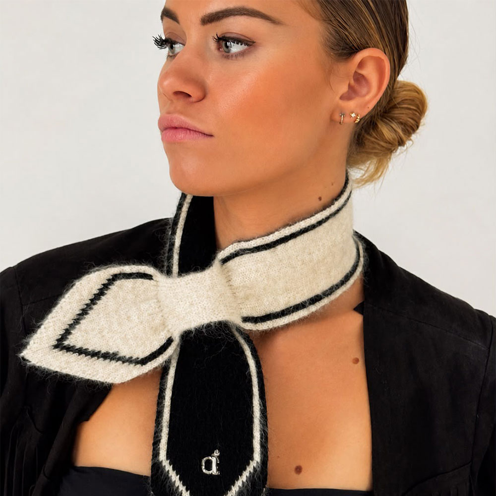 L'Écharpe cravate La Lavallière by ID couleur nude et noir est réversible