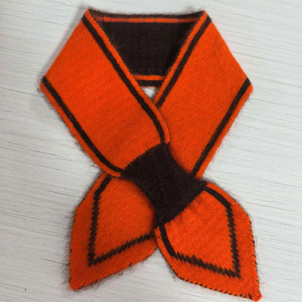 l'Écharpe cravate La Lavallière by ID couleur se décline couleur orange corail et chocolat noir