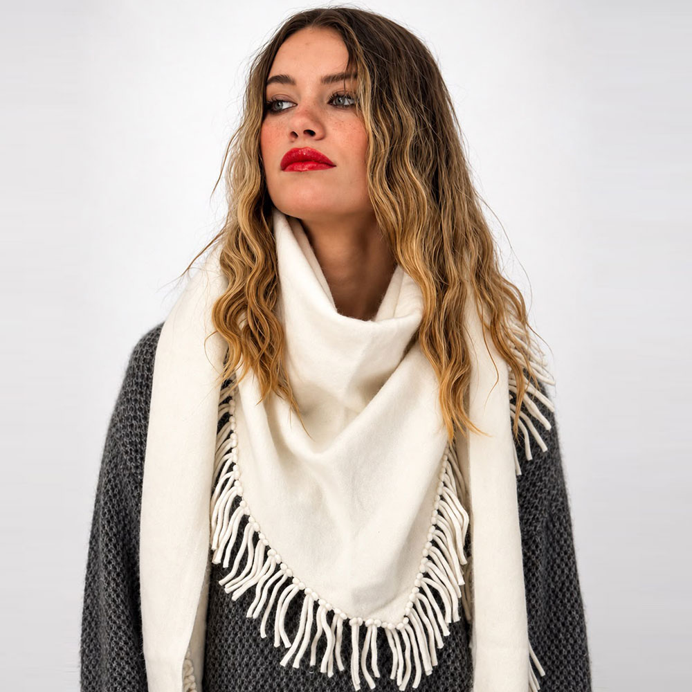 l'écharpe Davina d'IDA DEGLIAME couleur écru est parfaite pour toutes les occasions de l'hiver