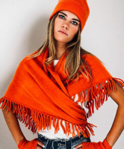 L'écharpe DAVINA IDA DEGLIAME couleur corail viendra mettre du peps à votre look d'hiver