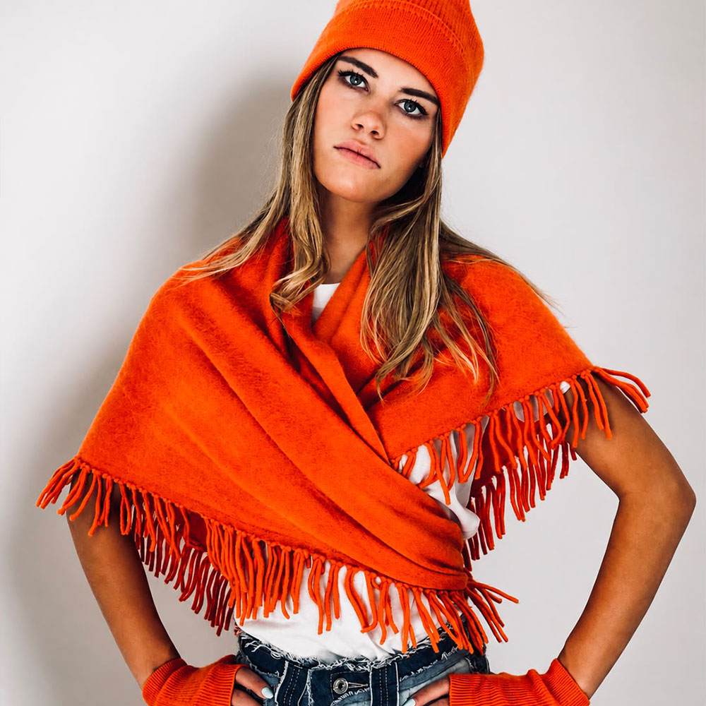 L'écharpe DAVINA IDA DEGLIAME couleur corail viendra mettre du peps à votre look d'hiver