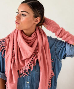 l'écharpe DAVINA IDA DEGLIAME, rose blush, et sa forme triangulaire est à la fois élégante et chaude
