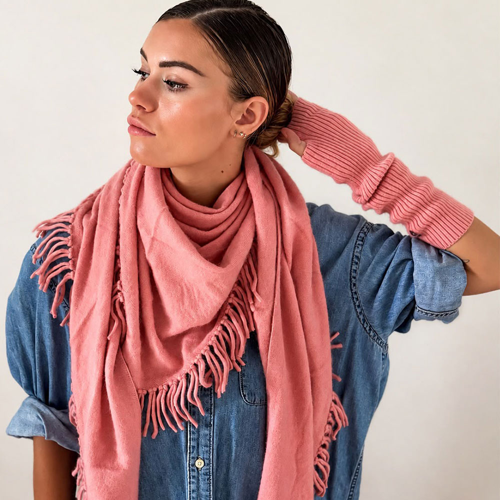 l'écharpe DAVINA IDA DEGLIAME, rose blush, et sa forme triangulaire est à la fois élégante et chaude